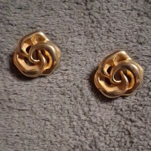 Chic Gold Rose Earrings